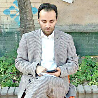 وحید حسینی ایرانی نویسنده کتاب آناناس